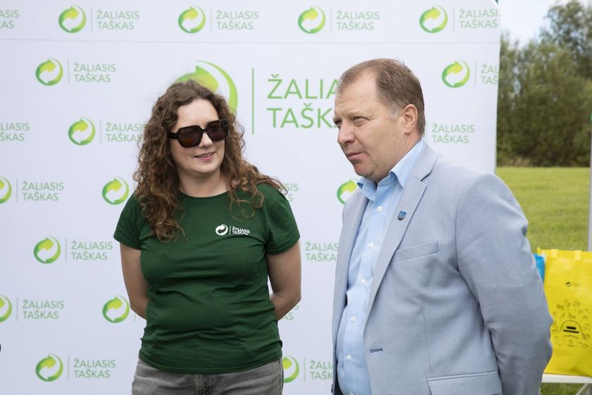 Kai ežerų kraštą užplūsta poilsiautojai, padaugėja atliekų: Zarasuose viešai iškratytas plastiko konteineris