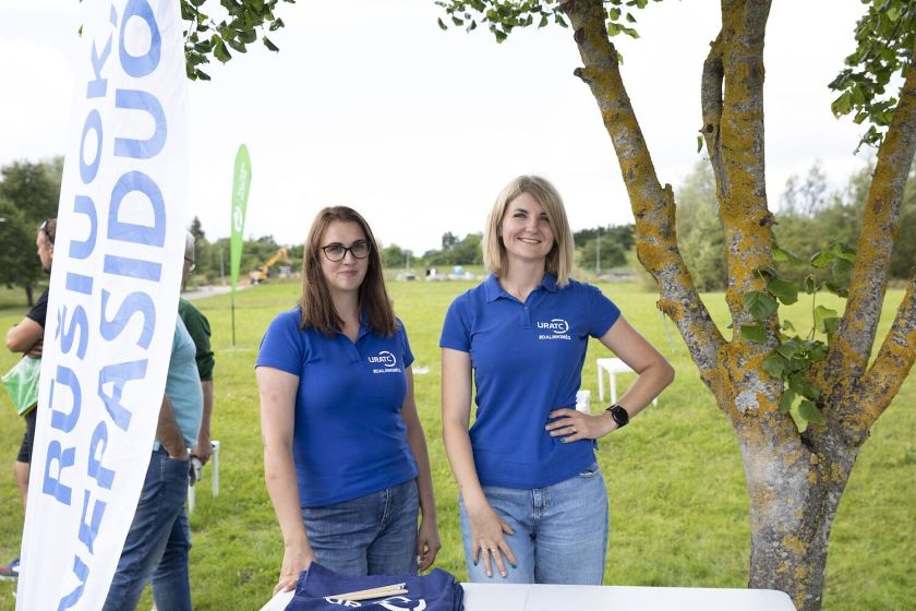 Kai ežerų kraštą užplūsta poilsiautojai, padaugėja atliekų: Zarasuose viešai iškratytas plastiko konteineris
