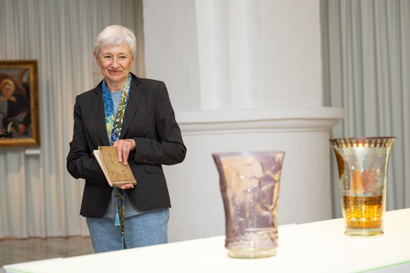 Stasio Ušinsko kūrybos ledkalnis Taikomosios dailės ir dizaino muziejuje – pasivaikščiojimas po parodą su Rasa Ušinskaite