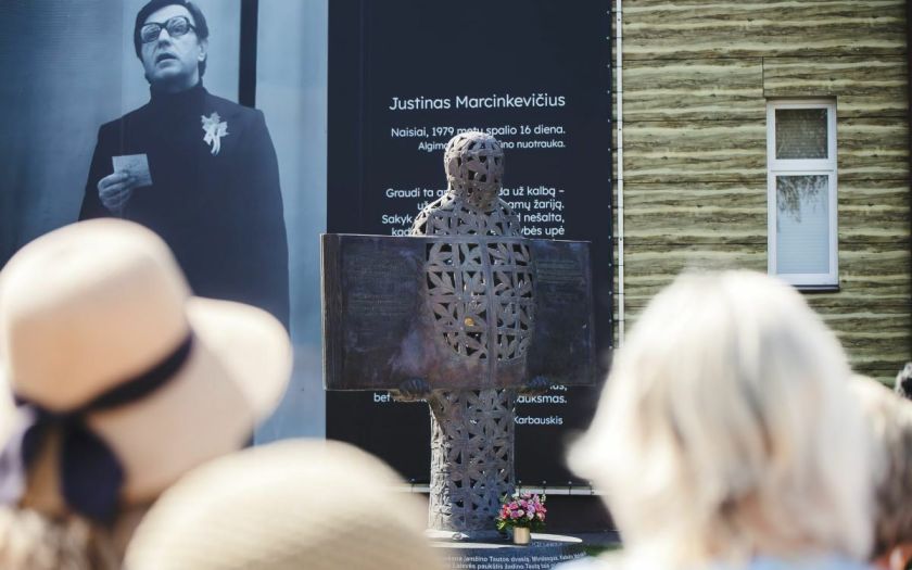 Naisiuose atidengta bronzinė skulptūra poetui Justinui Marcinkevičiui