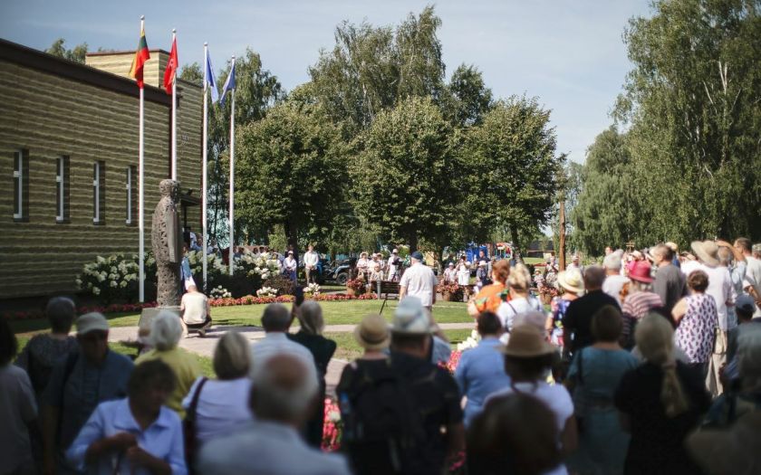 Naisiuose atidengta bronzinė skulptūra poetui Justinui Marcinkevičiui