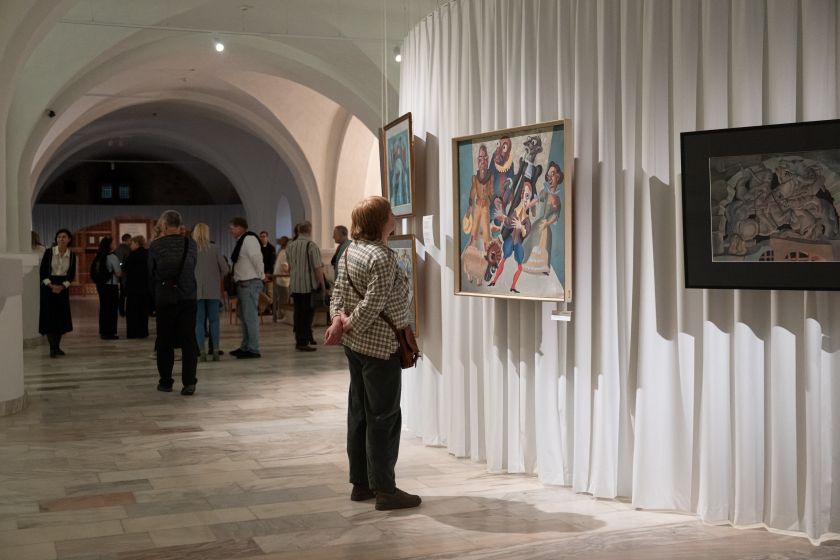 Stasio Ušinsko kūrybos ledkalnis Taikomosios dailės ir dizaino muziejuje – pasivaikščiojimas po parodą su Rasa Ušinskaite