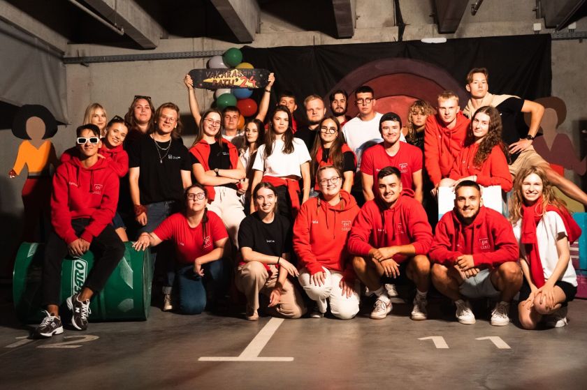 KTU įvadinėje savaitėje – pokalbis su Giedriumi Savicku, gyvos muzikos koncertas ir komikų pasirodymai