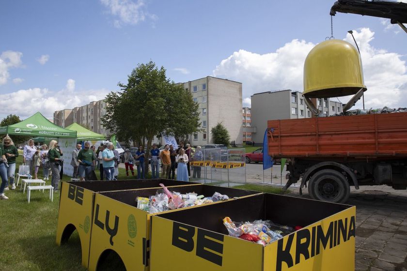 Kai ežerų kraštą užplūsta poilsiautojai, padaugėja atliekų: Zarasuose viešai iškratytas plastiko konteineris