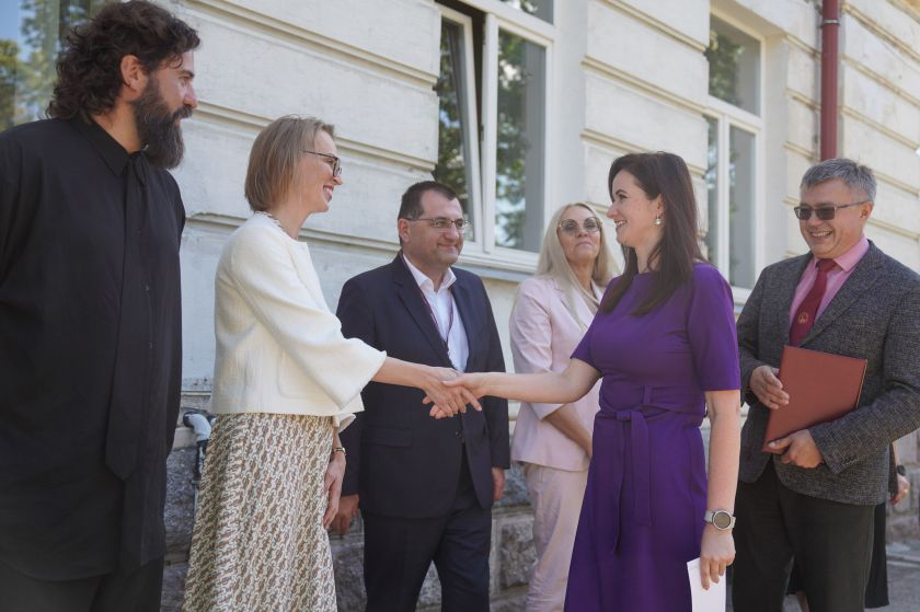 Pusė tūkstančio pirmakursių medicinos studentų sustojo į simbolinę „A” raidę: prasidėjo pilietinė akcija „Gyvoji Lietuvos ABC“