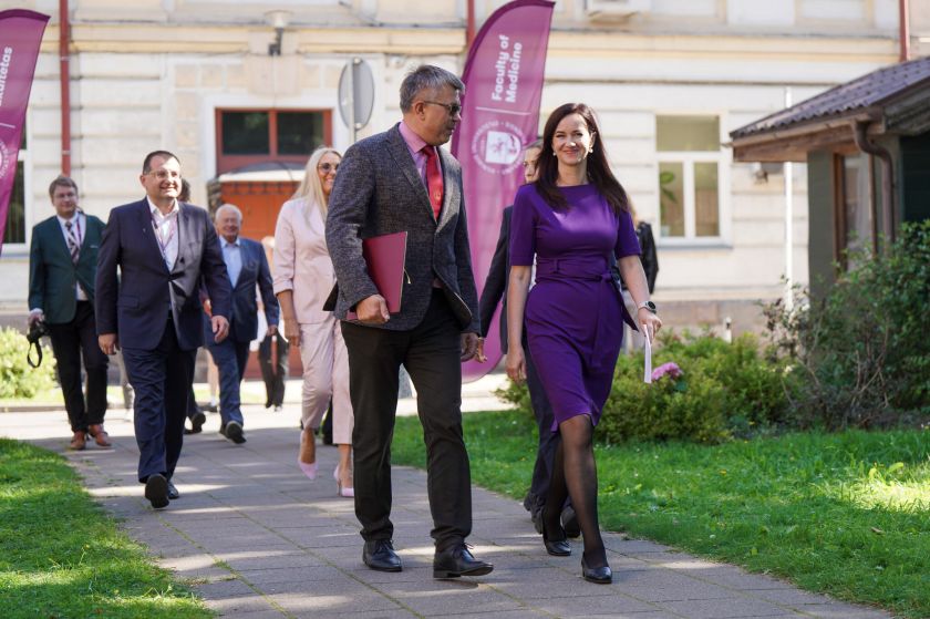 Pusė tūkstančio pirmakursių medicinos studentų sustojo į simbolinę „A” raidę: prasidėjo pilietinė akcija „Gyvoji Lietuvos ABC“