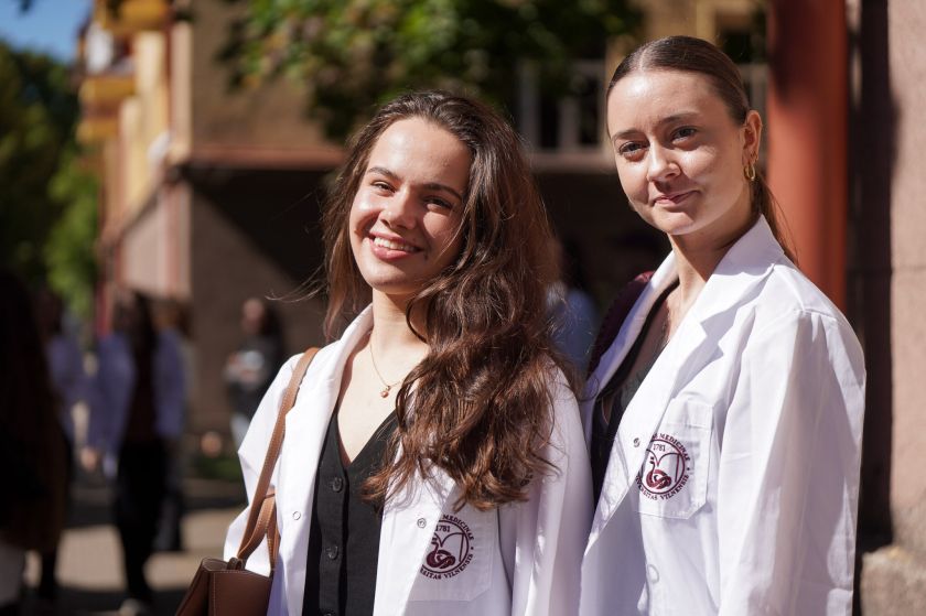 Pusė tūkstančio pirmakursių medicinos studentų sustojo į simbolinę „A” raidę: prasidėjo pilietinė akcija „Gyvoji Lietuvos ABC“