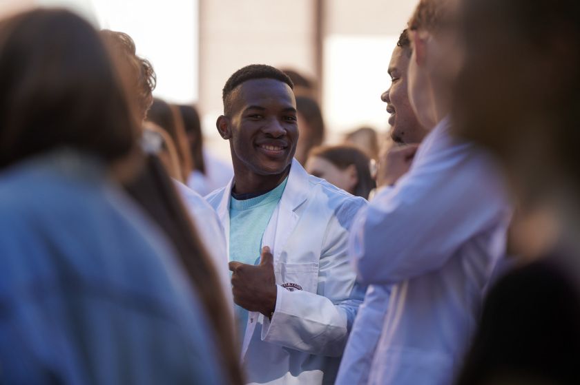 Pusė tūkstančio pirmakursių medicinos studentų sustojo į simbolinę „A” raidę: prasidėjo pilietinė akcija „Gyvoji Lietuvos ABC“