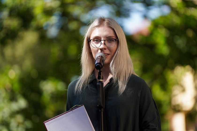Pusė tūkstančio pirmakursių medicinos studentų sustojo į simbolinę „A” raidę: prasidėjo pilietinė akcija „Gyvoji Lietuvos ABC“