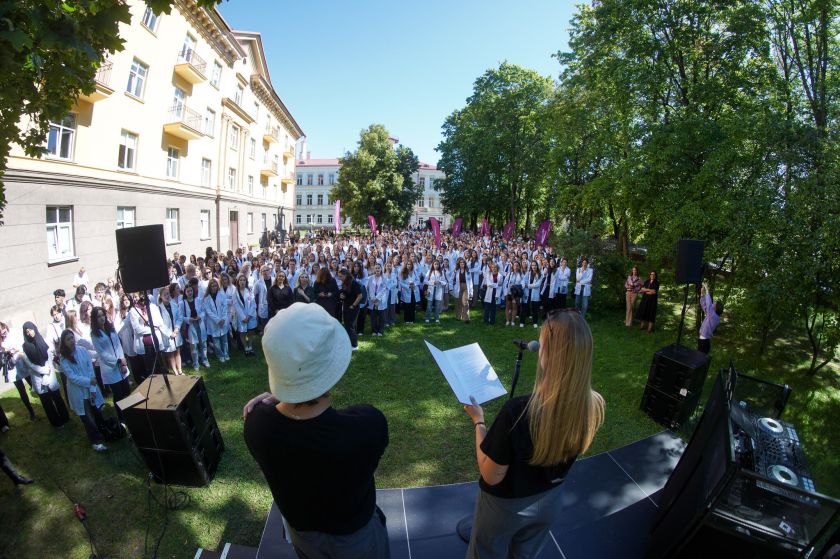 Pusė tūkstančio pirmakursių medicinos studentų sustojo į simbolinę „A” raidę: prasidėjo pilietinė akcija „Gyvoji Lietuvos ABC“