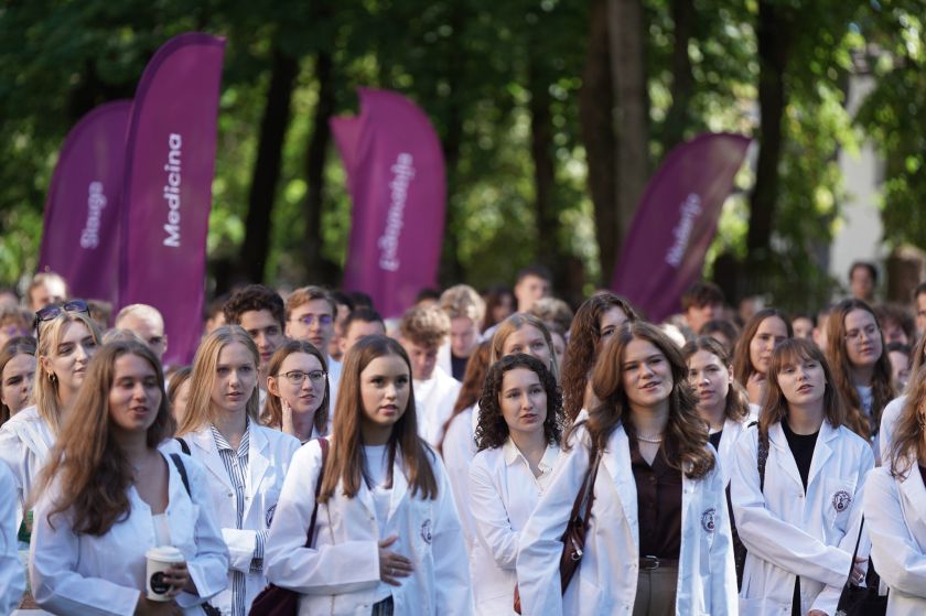 Pusė tūkstančio pirmakursių medicinos studentų sustojo į simbolinę „A” raidę: prasidėjo pilietinė akcija „Gyvoji Lietuvos ABC“