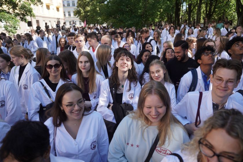 Pusė tūkstančio pirmakursių medicinos studentų sustojo į simbolinę „A” raidę: prasidėjo pilietinė akcija „Gyvoji Lietuvos ABC“