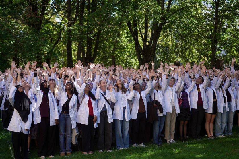 Pusė tūkstančio pirmakursių medicinos studentų sustojo į simbolinę „A” raidę: prasidėjo pilietinė akcija „Gyvoji Lietuvos ABC“