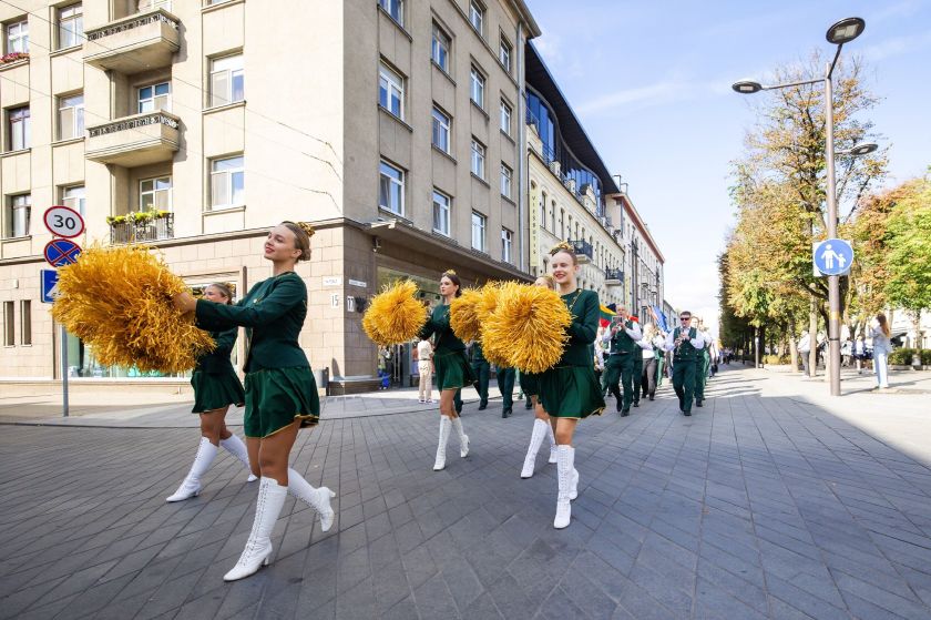 Tradicija, vienijanti kartas: LSMU mokslo metus pradėjo šventine studentų eisena