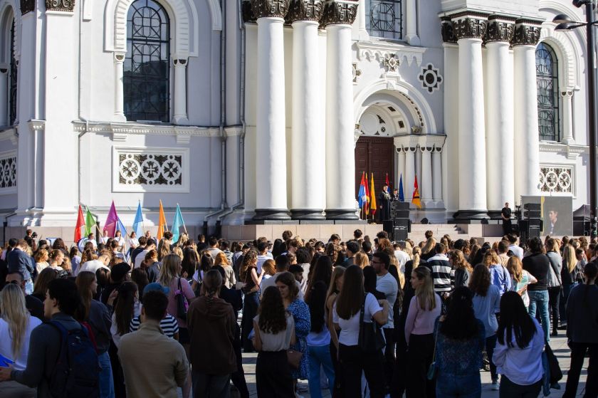Tradicija, vienijanti kartas: LSMU mokslo metus pradėjo šventine studentų eisena