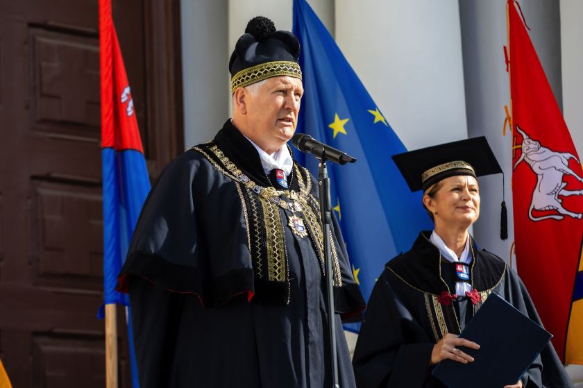 Tradicija, vienijanti kartas: LSMU mokslo metus pradėjo šventine studentų eisena