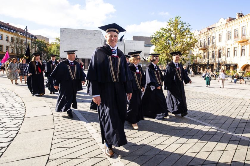 Tradicija, vienijanti kartas: LSMU mokslo metus pradėjo šventine studentų eisena