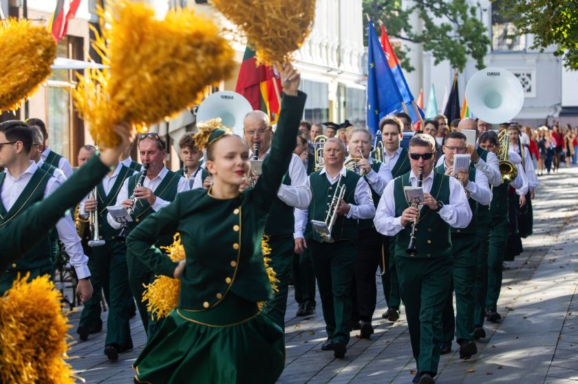 Tradicija, vienijanti kartas: LSMU mokslo metus pradėjo šventine studentų eisena