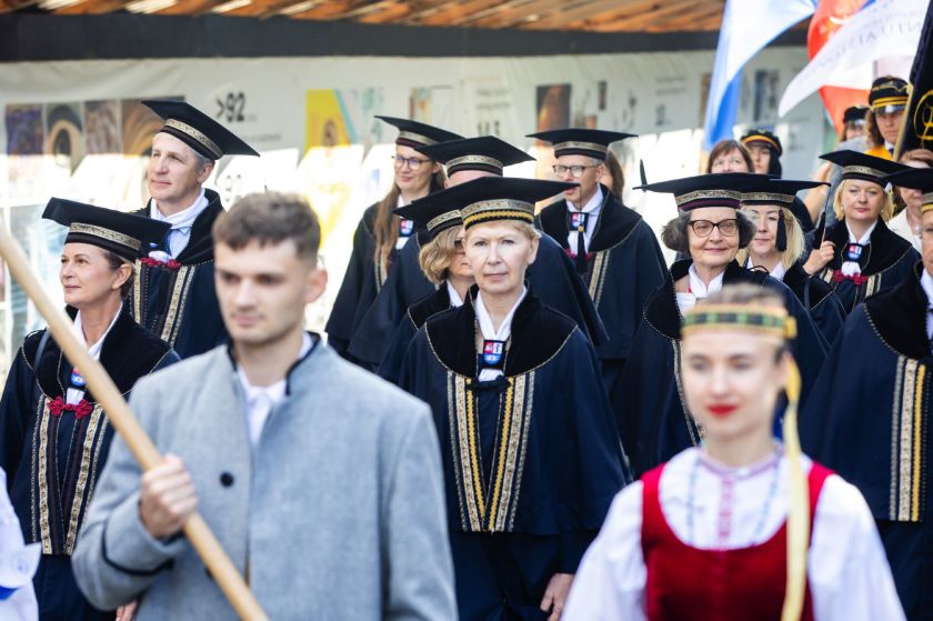 Tradicija, vienijanti kartas: LSMU mokslo metus pradėjo šventine studentų eisena