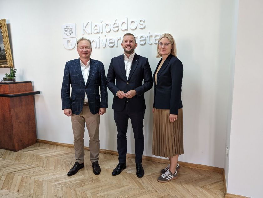 Virginijaus Sinkevičiaus vizitas Klaipėdos universitete: didelis jaunimo susidomėjimas ir atvira diskusija apie politiką iš vidaus