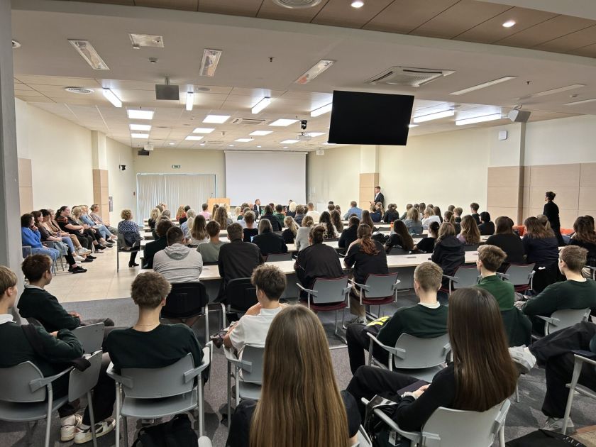 Virginijaus Sinkevičiaus vizitas Klaipėdos universitete: didelis jaunimo susidomėjimas ir atvira diskusija apie politiką iš vidaus