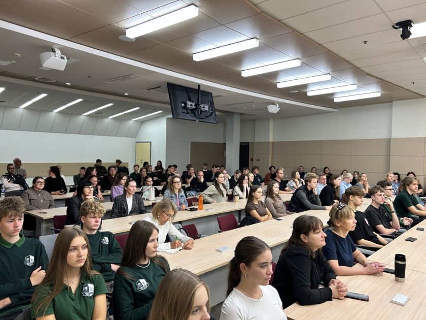 Virginijaus Sinkevičiaus vizitas Klaipėdos universitete: didelis jaunimo susidomėjimas ir atvira diskusija apie politiką iš vidaus