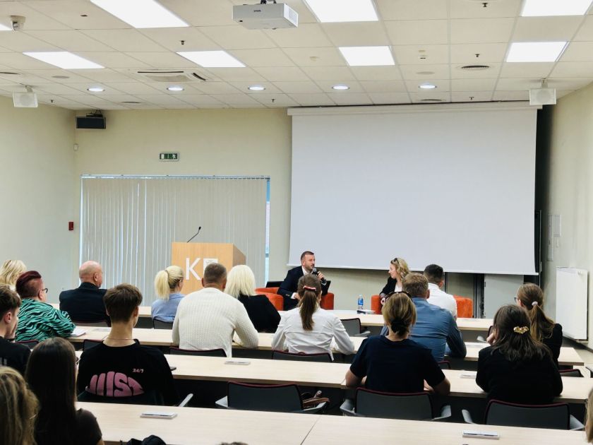 Virginijaus Sinkevičiaus vizitas Klaipėdos universitete: didelis jaunimo susidomėjimas ir atvira diskusija apie politiką iš vidaus