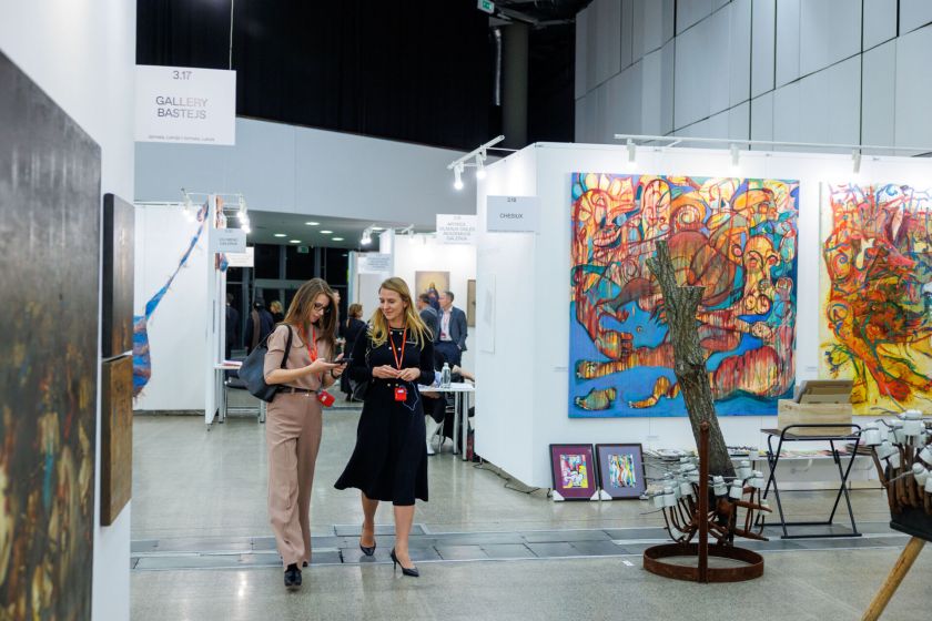 „ArtVilnius‘25“ atidarymo išvakarėse – nematytos meno kolekcijos ir pirmieji žvilgsniai į ekspoziciją