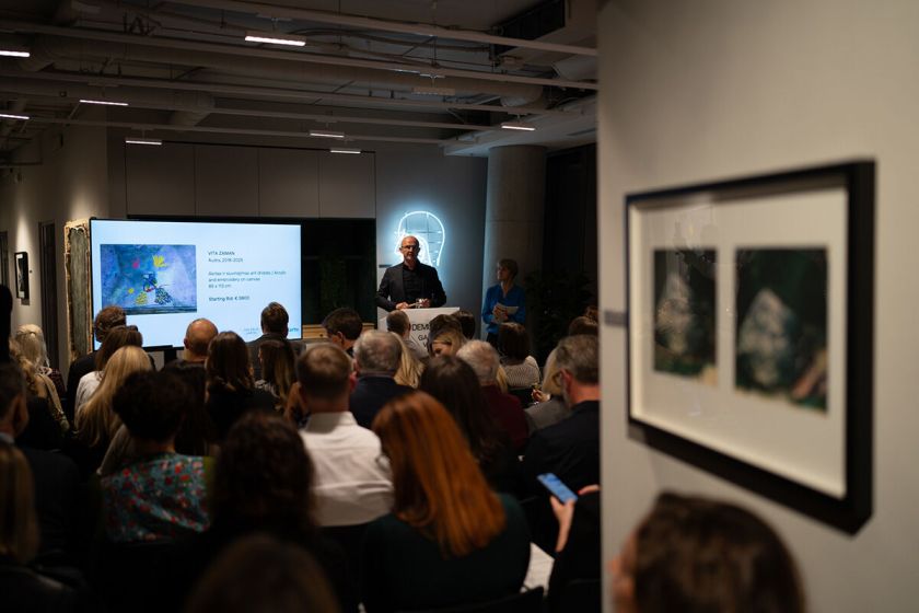 Tylus vakaras, garsi žinia: „Demus“ ir galerijos „Vartai“ aukcione – beveik 190 000 Eur solidarumo