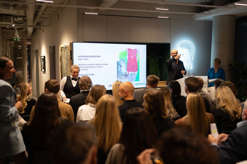 Tylus vakaras, garsi žinia: „Demus“ ir galerijos „Vartai“ aukcione – beveik 190 000 Eur solidarumo