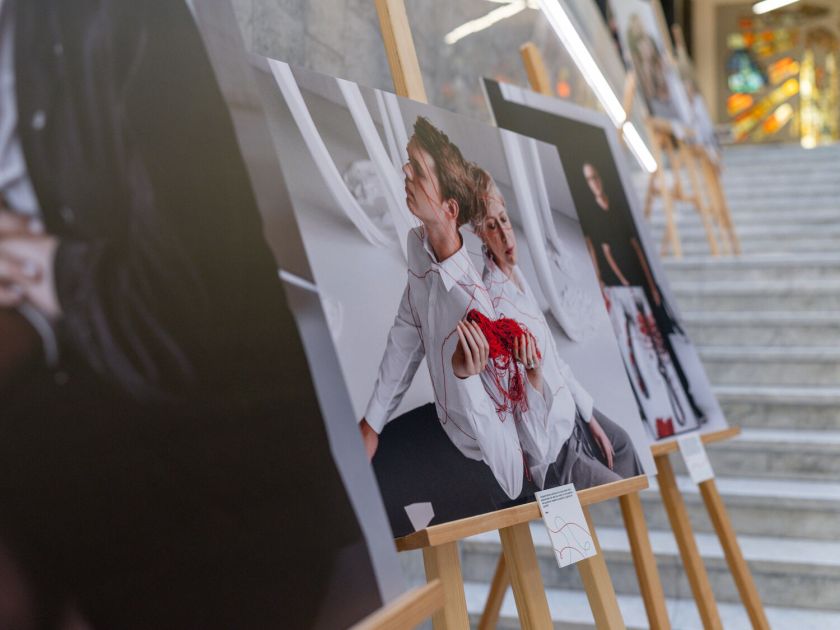 Pasaulinė krūties diena Martyno Mažvydo bibliotekoje: atidaryta fotoparoda „Drauge kelyje“