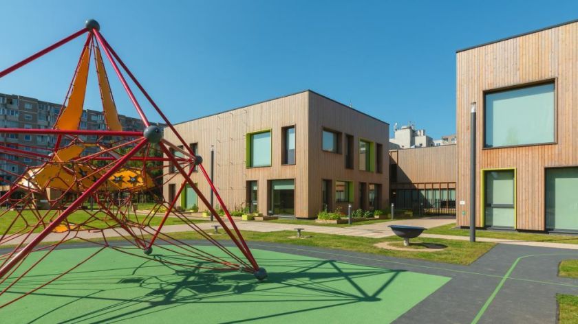 Parodė, kaip atrodo naujai kuriami Vilniaus darželiai: pažintiniai takai, baseinai, šiuolaikiška architektūra