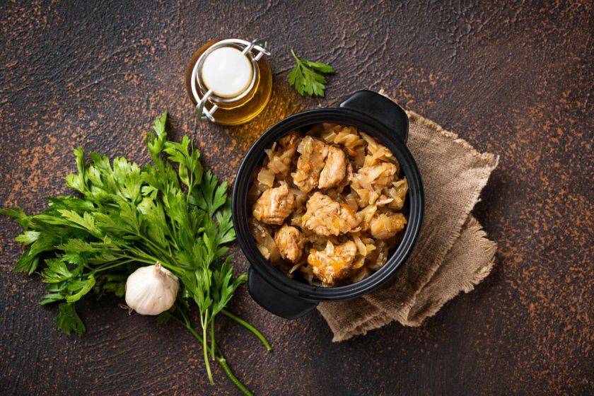 Kai norisi skaniai ir taupiai: kiaulienos mentės troškinys su kopūstais ir šnicelis