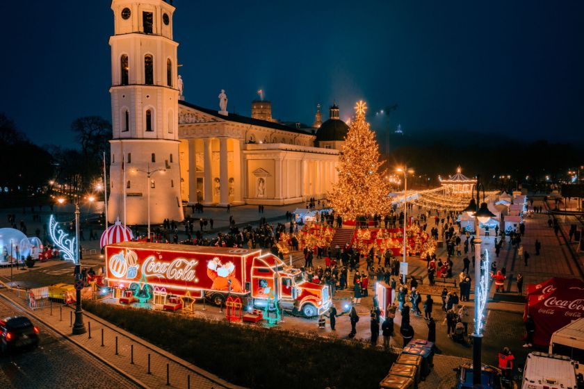 Magiškas vakaras Vilniuje: „Coca-Cola“ kalėdinį karavaną aplankė daugiau nei 9 tūkst. žmonių