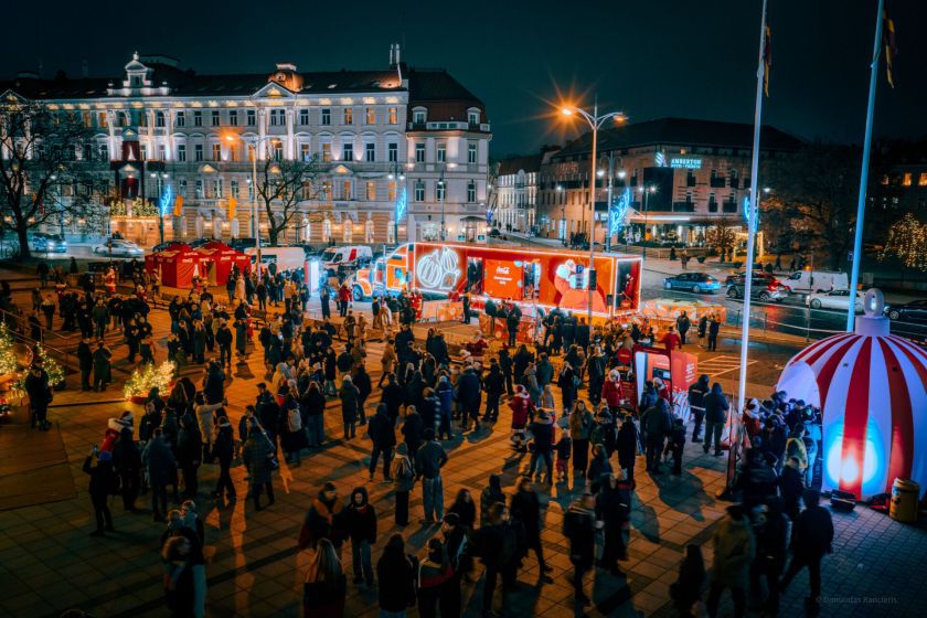 Magiškas vakaras Vilniuje: „Coca-Cola“ kalėdinį karavaną aplankė daugiau nei 9 tūkst. žmonių