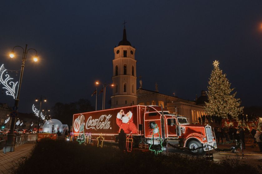 Magiškas vakaras Vilniuje: „Coca-Cola“ kalėdinį karavaną aplankė daugiau nei 9 tūkst. žmonių