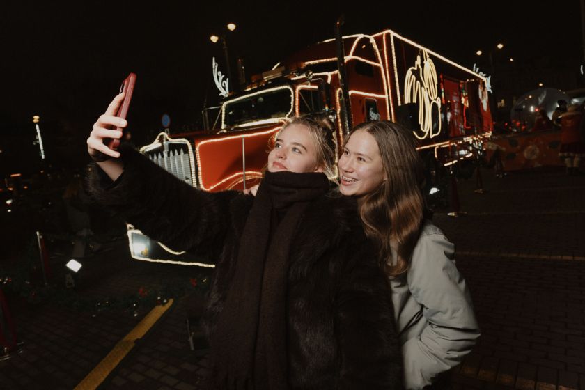 Magiškas vakaras Vilniuje: „Coca-Cola“ kalėdinį karavaną aplankė daugiau nei 9 tūkst. žmonių