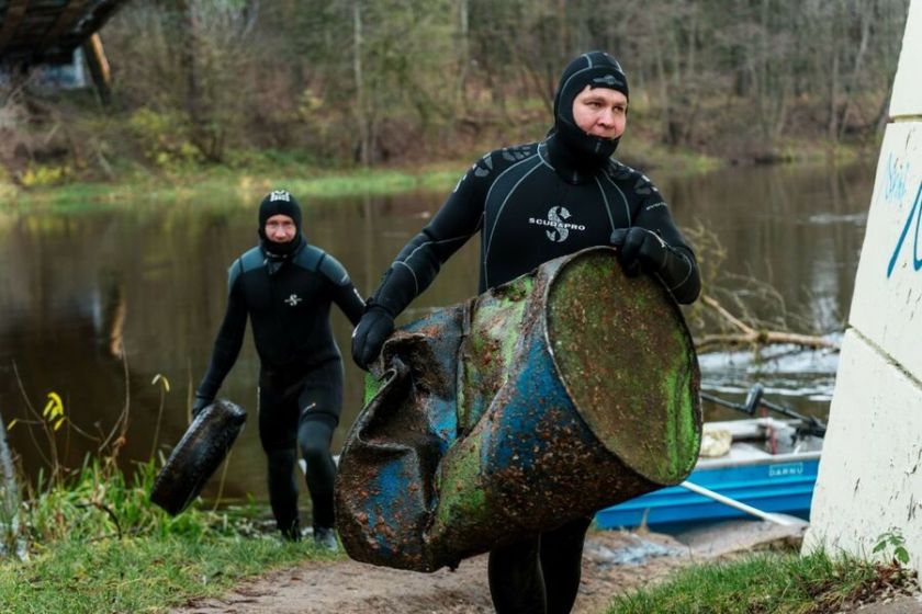 Beveik 8 km ruože – tonos šiukšlių: valant Neries dugną sostinėje atskleistas tikrasis taršos mastas