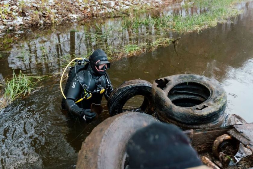 Beveik 8 km ruože – tonos šiukšlių: valant Neries dugną sostinėje atskleistas tikrasis taršos mastas