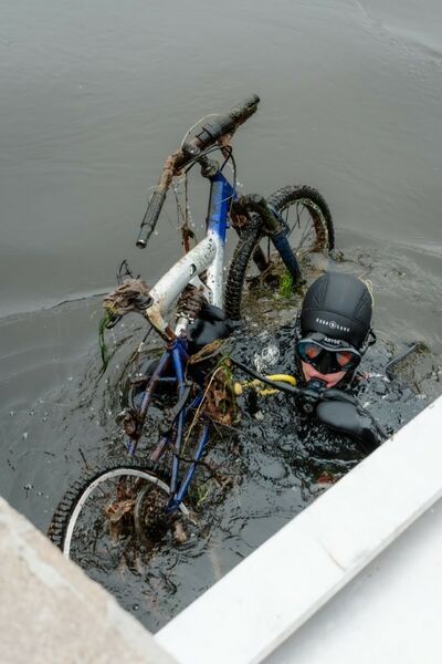 Beveik 8 km ruože – tonos šiukšlių: valant Neries dugną sostinėje atskleistas tikrasis taršos mastas