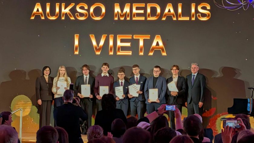 Mokslų akademijoje apdovanoti Lietuvai tarptautinėse olimpiadose atstovavę mokiniai