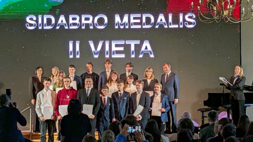 Mokslų akademijoje apdovanoti Lietuvai tarptautinėse olimpiadose atstovavę mokiniai